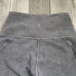 Women’s Lululemon leggings, size 4, blue/grey ribbed design, 28inch